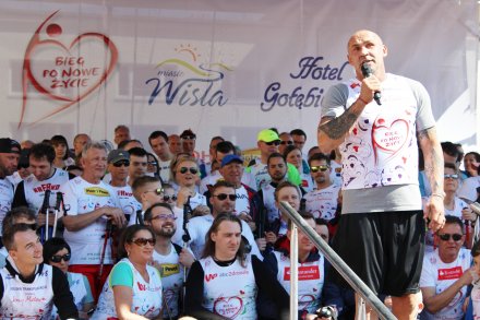Przemysław Saleta wraz uczestnikami biegu